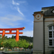 京都府立図書館と平安神宮大鳥居