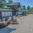 東福寺方丈の南庭で、石組みに寄って見る