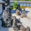 東福寺方丈の南庭で、細長い巨石の石組みに寄って見る
