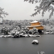 雪に覆われる 金閣寺