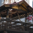 鶏鉾の鉾建て屋根作業