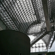 ガラス屋根と丸みを帯びた換気塔