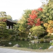 秋の仁和寺の庭園