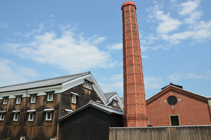 伏見、松本酒造の煉瓦造りの倉庫と煙突 メインイメージ