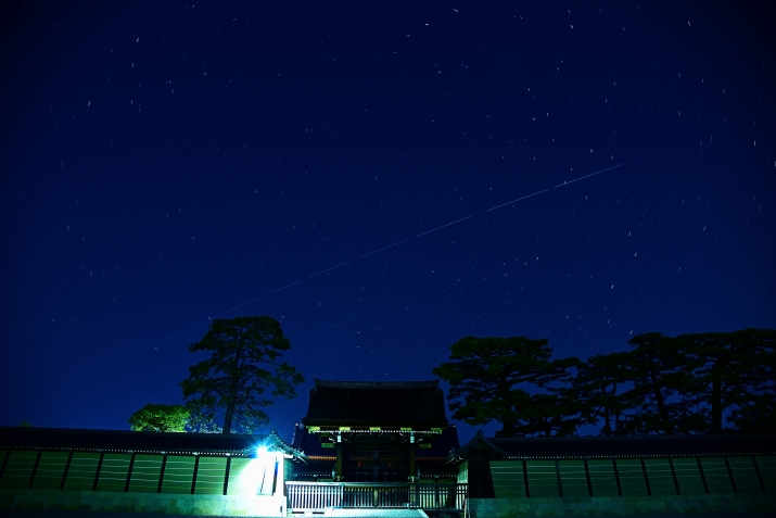京の初夏の夜空に国際宇宙ステーション メインイメージ