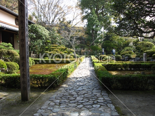 安楽寺の本堂からのびる石畳の道