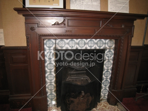 旧知事室の重厚な暖炉