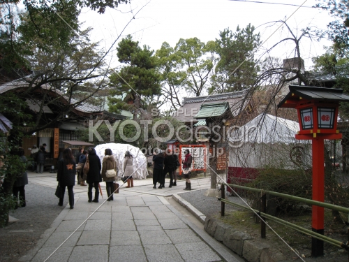 安井金比羅神社と参拝者