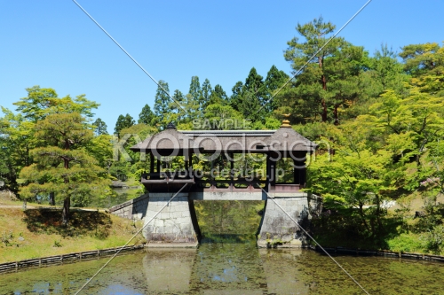 浴龍池（よくりゅうち）の小島を結ぶ千歳橋
