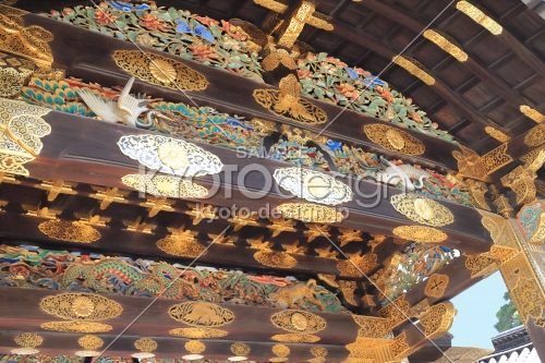 極彩色の彫刻で飾られた唐門