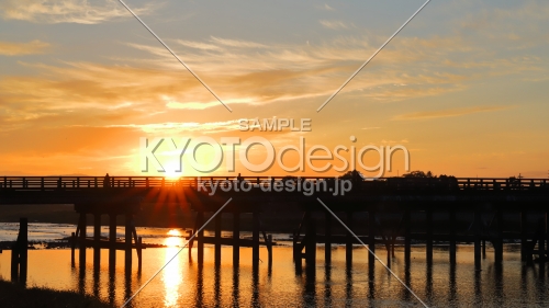 渡月橋から朝日が昇る