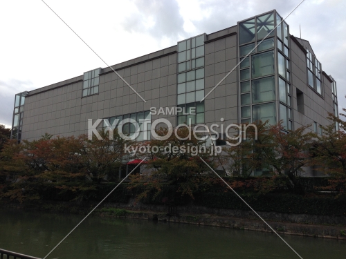 疎水から見上げる京都国立近代美術館
