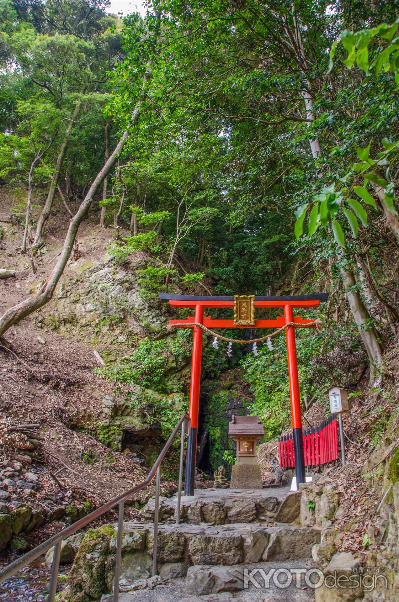 松尾大社境内の霊亀の滝