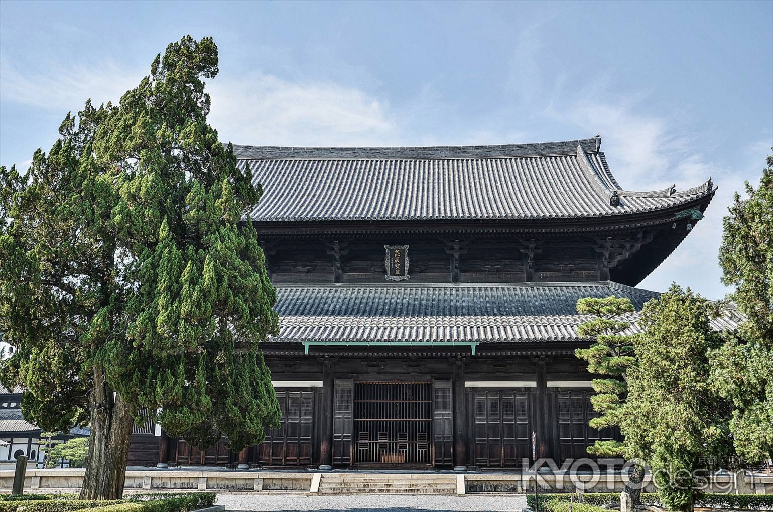 東福寺本堂を正面（南、三門側）から見る
