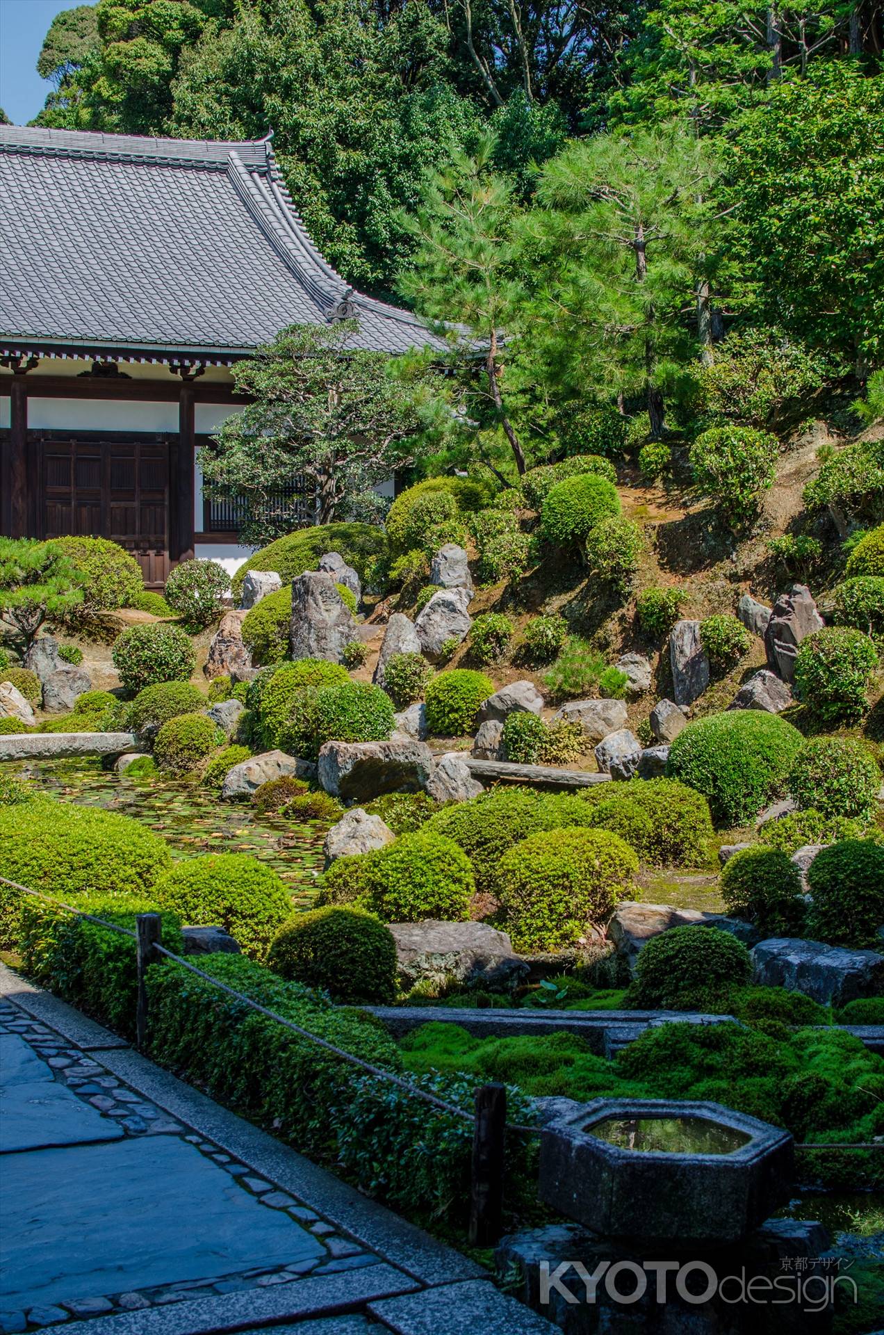 東福寺開山堂に通じる参道の右側に庭を見る