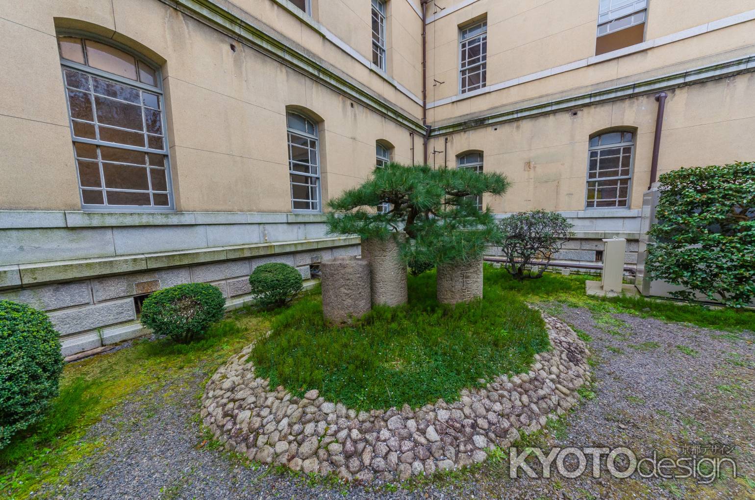 京都府庁旧本館、中庭の石柱？