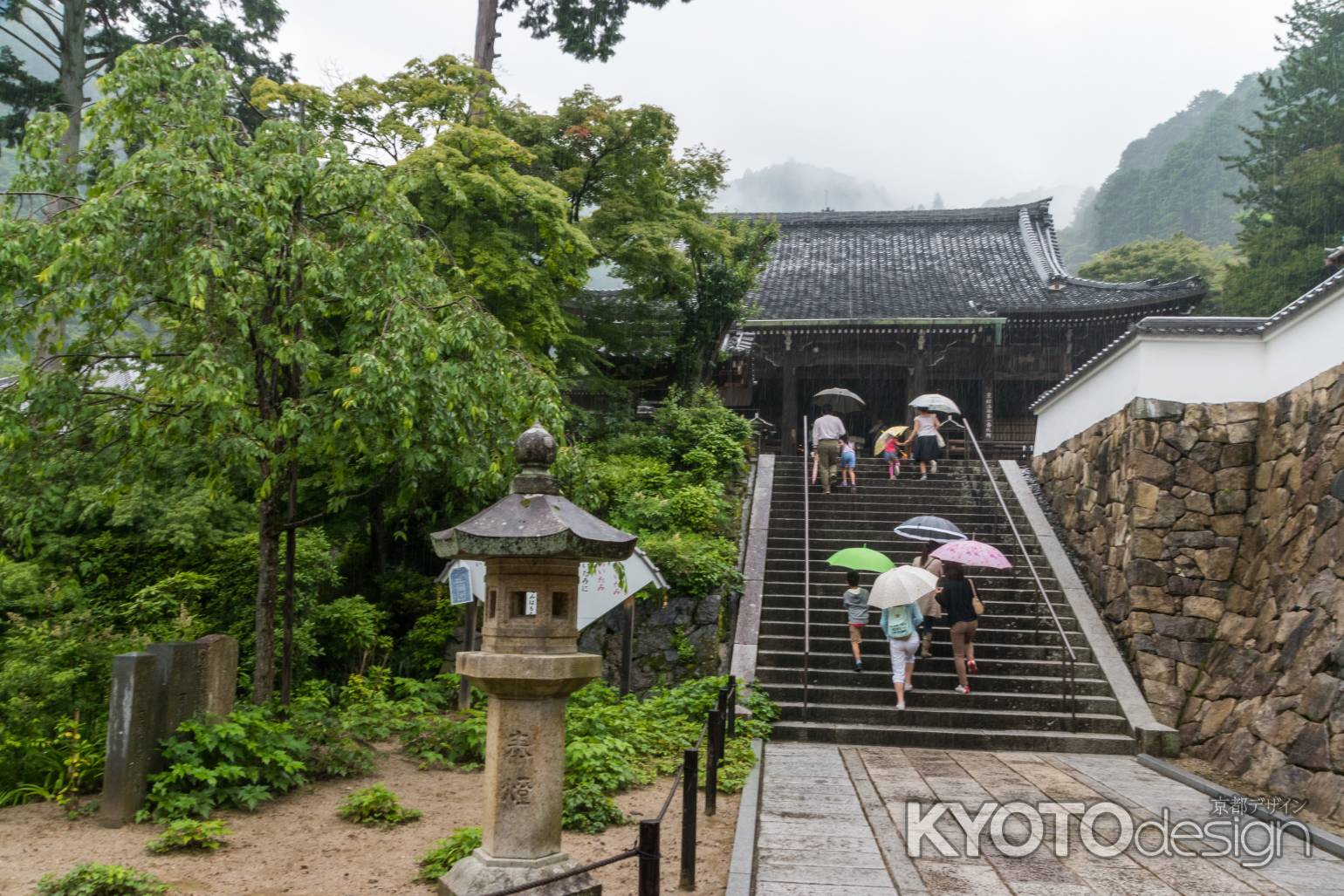 雨の善峯寺、山門から本堂に向かう