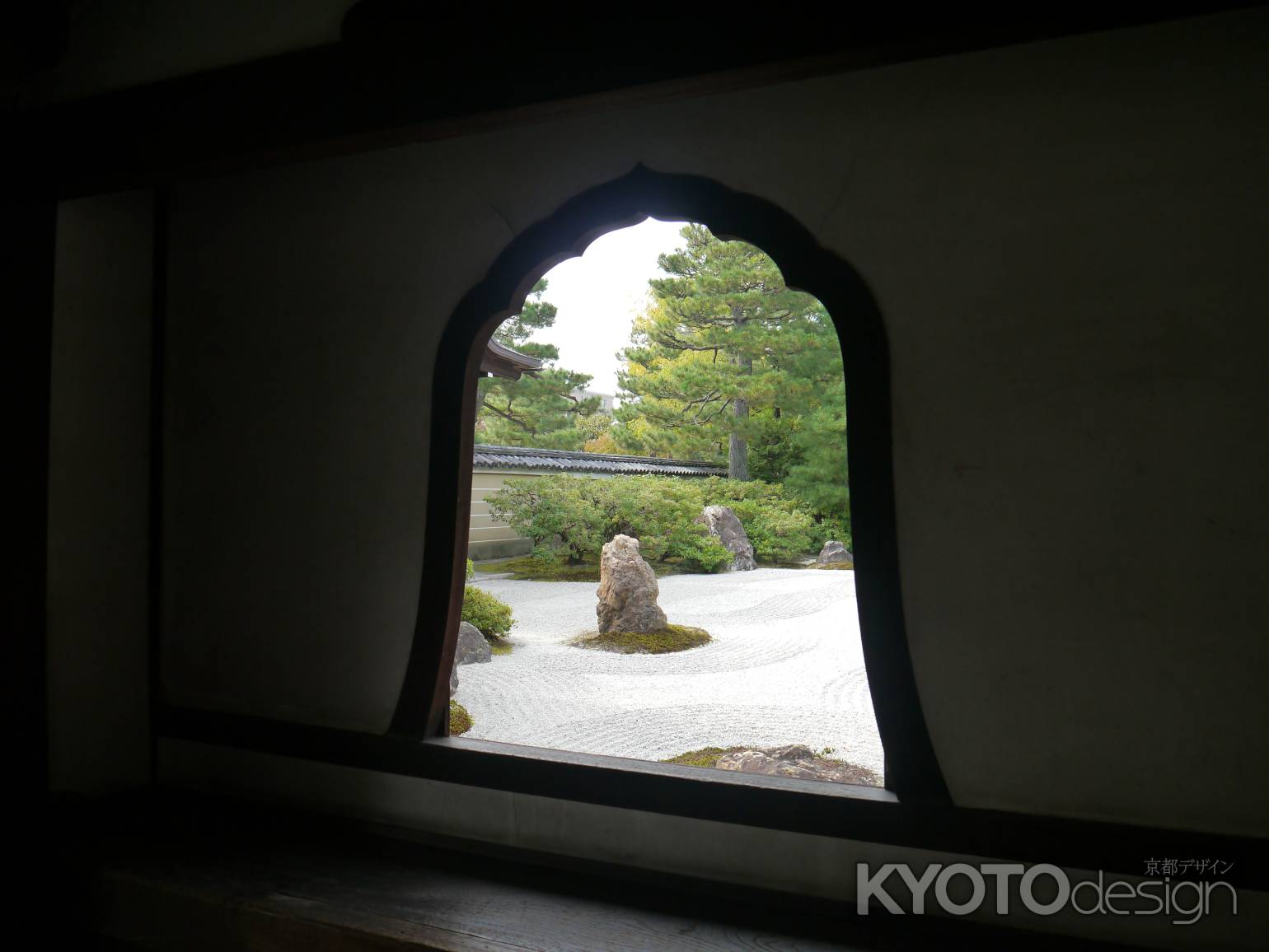 花頭窓から見る枯山水庭園 / Karesansui, or dry landscape garden, through a bell-shaped window