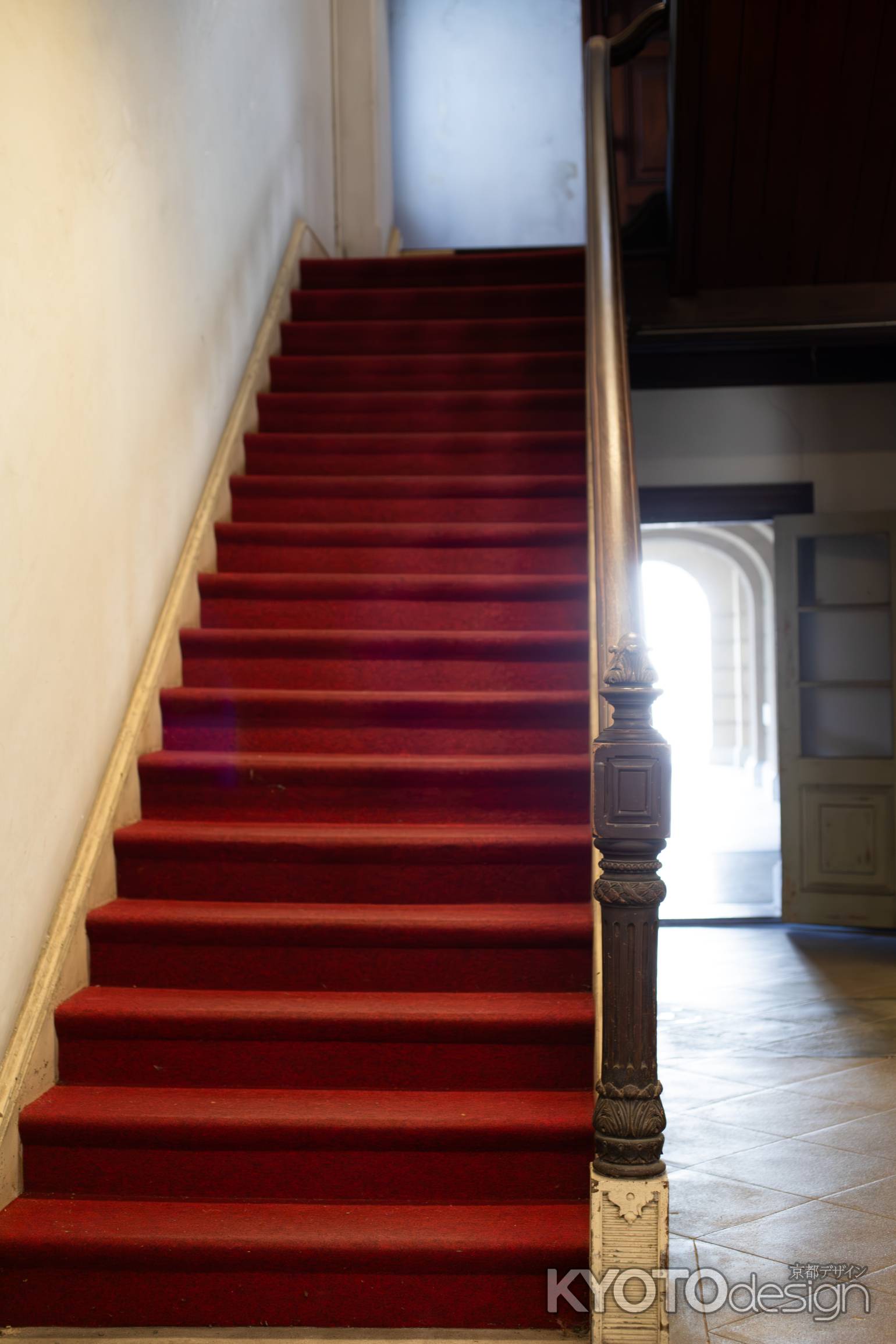 京都府庁旧本館　赤絨毯の敷かれた階段
