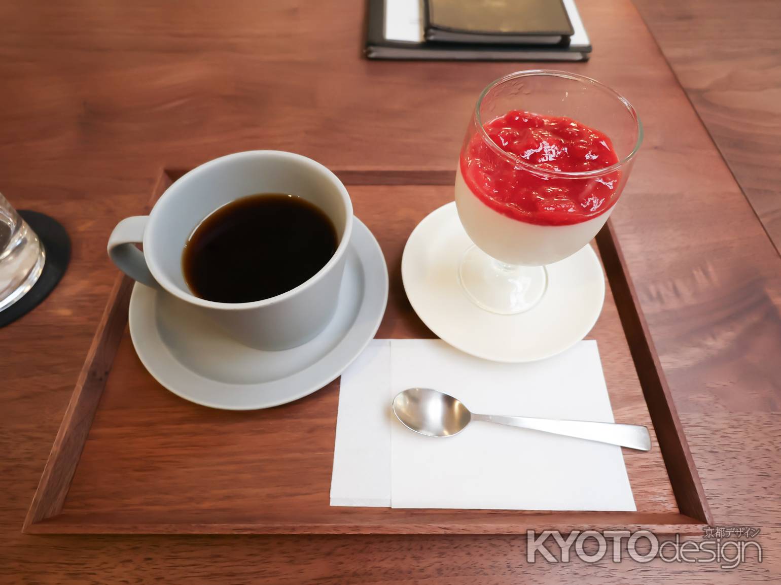 FILE NATURAL FOOD & GALLERY 「アーモンドミルクのパンナコッタ（ストロベリーソース）」