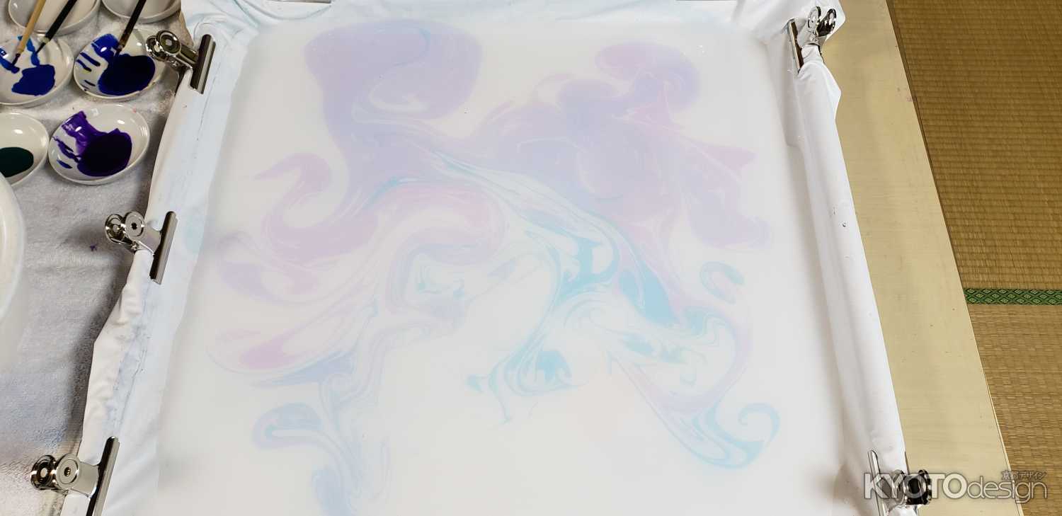 ワークショップ　『水に描くアート～墨流し染体験～』