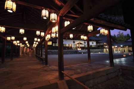 萬福寺 夜間特別拝観＆光のアートインスタレーション「漆黒に浮かび上がる―国宝を抱く紅龍」