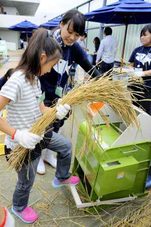 里山教室２０１７～里山で遊ぼう～「田んぼで遊ぼう！～脱穀・精米編～」