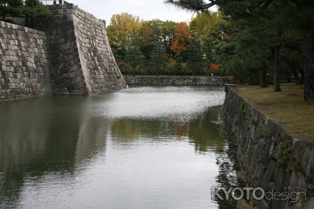 二条城天守閣跡と内堀