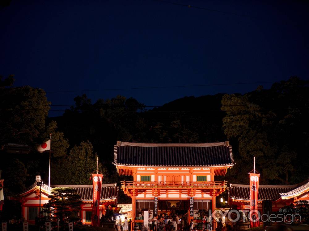 祇園祭の夜の八坂神社
