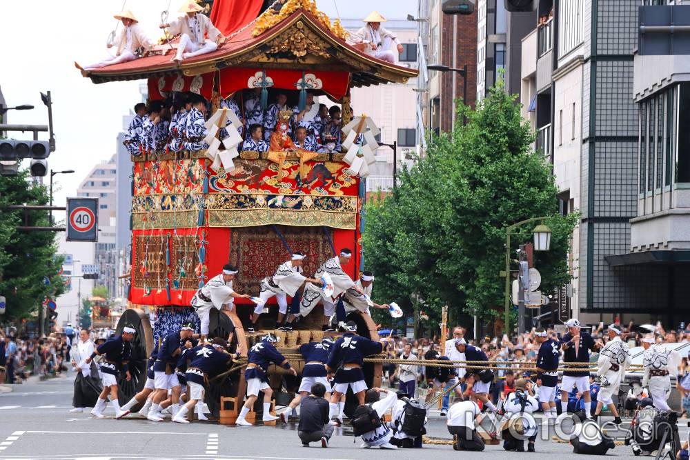 祇園祭前祭巡行長刀鉾の辻回し2024-4