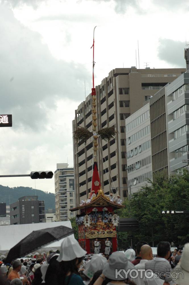 御池通を行く長刀鉾