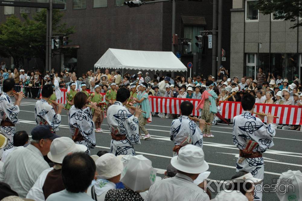 四条傘鉾のお囃子と踊り