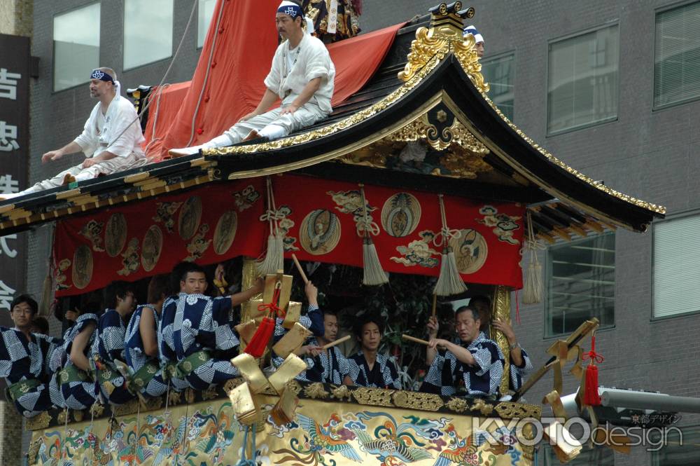 岩戸山の囃子方と屋根方