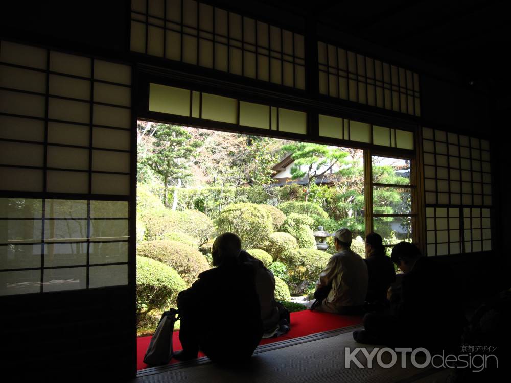 安楽寺の庭園を眺める人たち