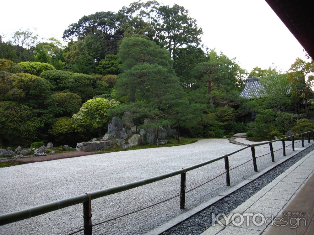 鶴亀の庭から開山堂