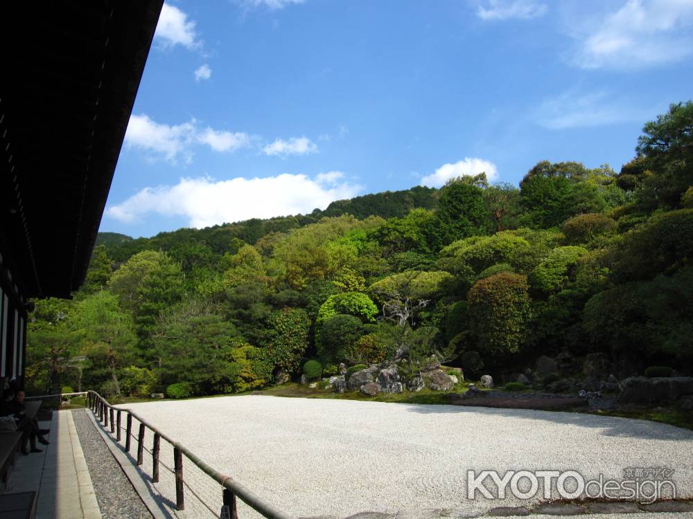 東山を借景とする鶴亀の庭