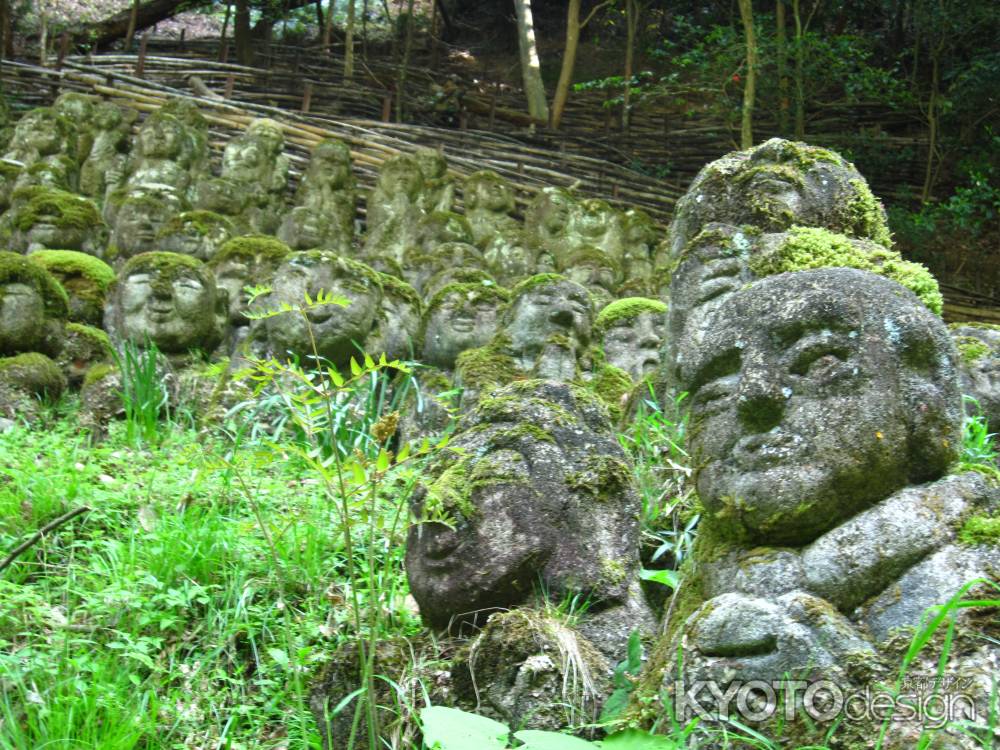 山の斜面にも羅漢さん