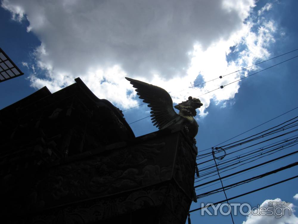 夏空に羽ばたこうとする鷁