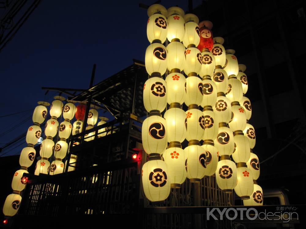 霰天神山と灯りがついた駒形提灯