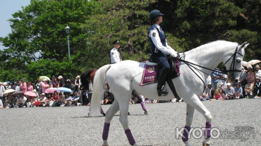 行列の先頭を行く　凛々しい婦人警官