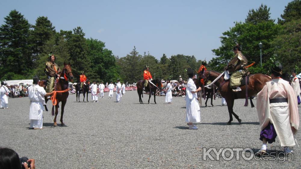 少し落ち着きの無い　行列の馬