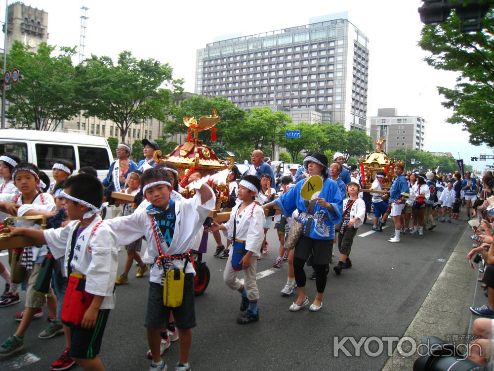 花傘巡行 子供神輿の行列