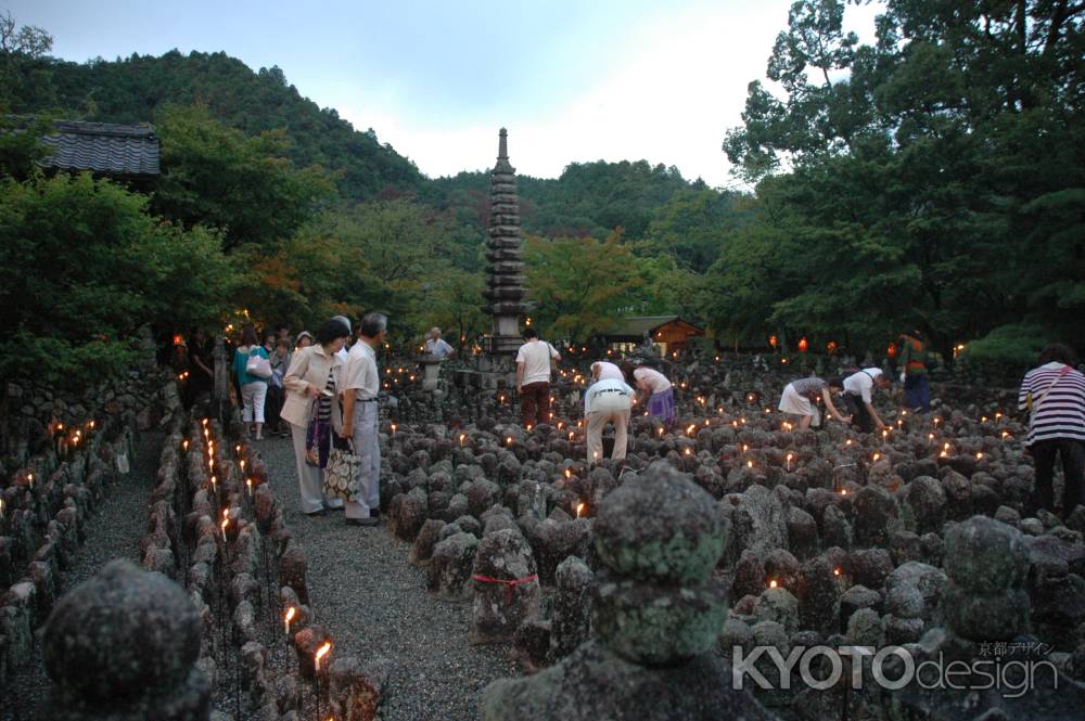 無縁仏とロ－ソクの灯