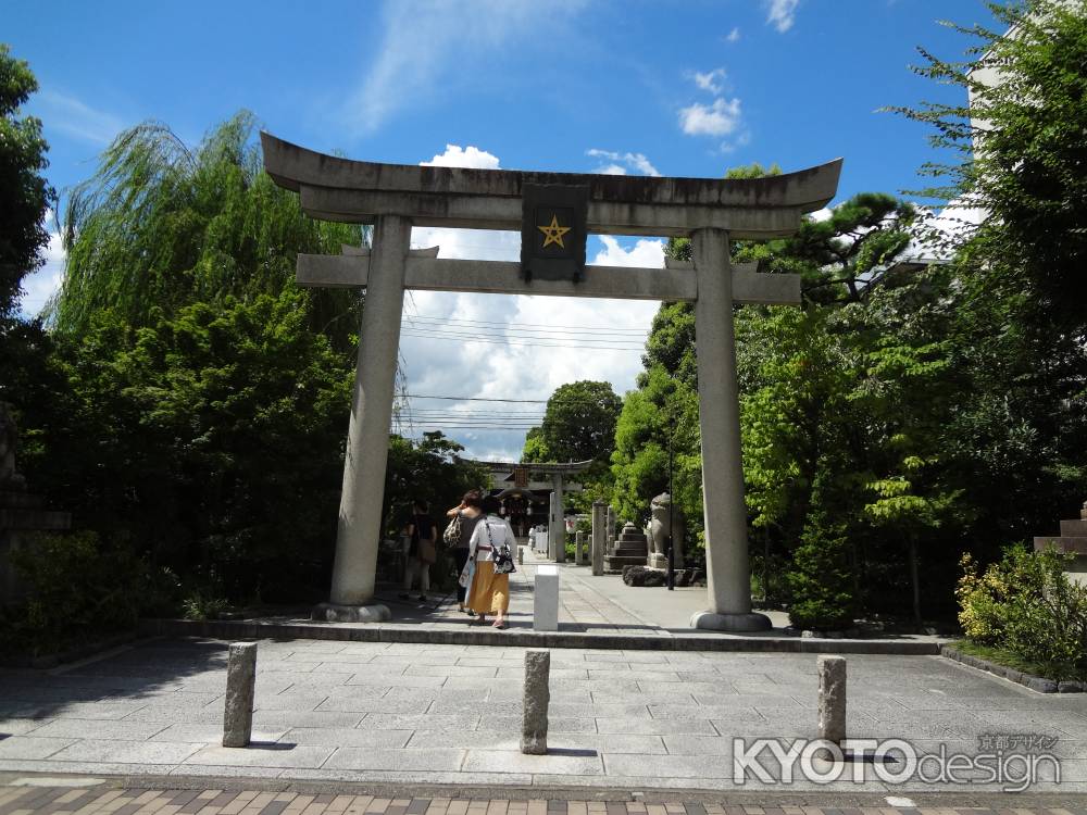 晴明神社 マ－クと鳥居