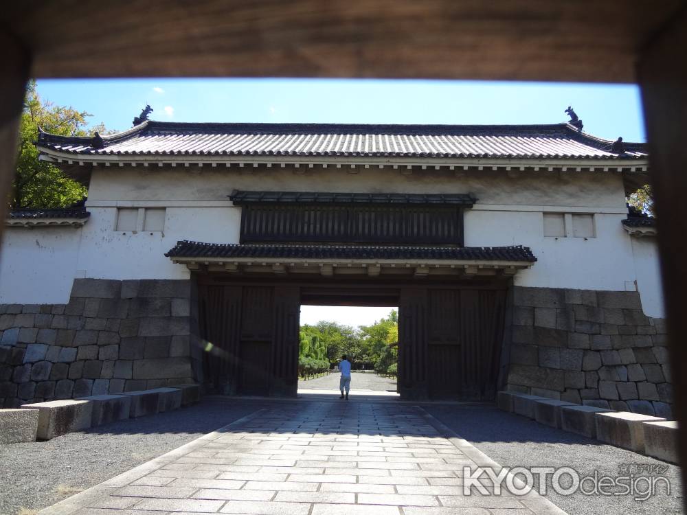 二条城 北大手門開門の一瞬