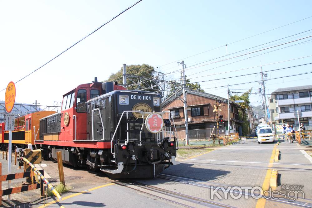 嵯峨野駅に向かう嵯峨野トロッコ列車