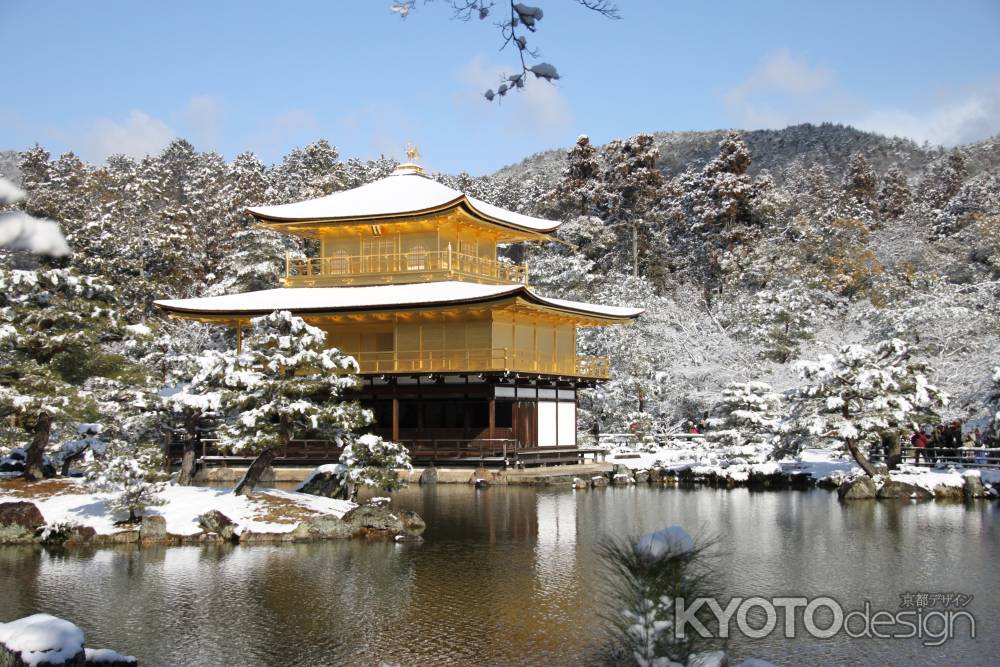 青空の下　雪の金閣