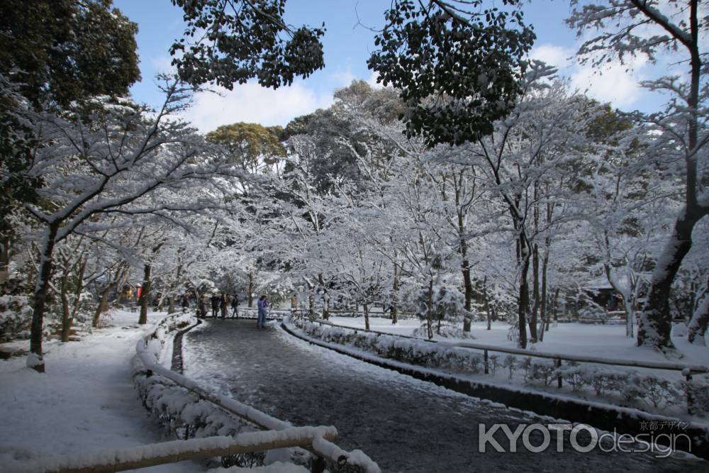 雪の境内　写真を撮る人々