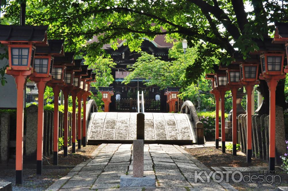 新緑の六孫王神社