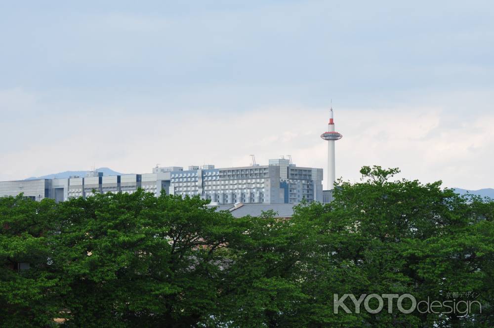 京都駅ビルと京都タワー遠望